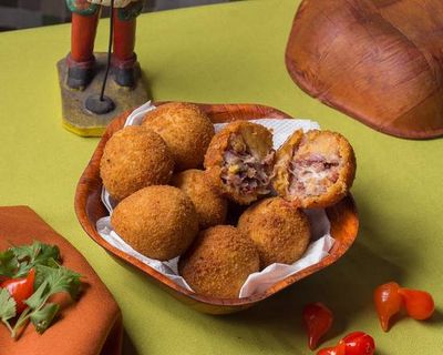 Bolinho de mandioca com carne de sol