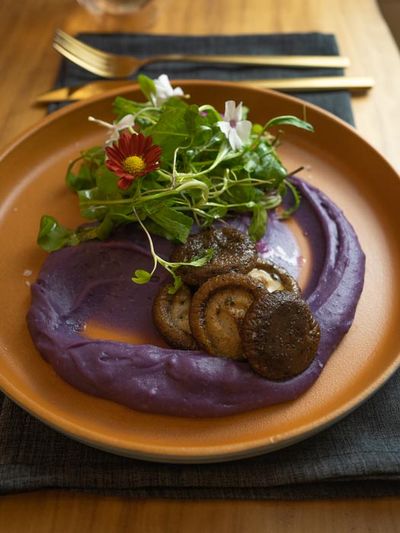 PURÊ DE BATATA ROXA, COGUMELOS E FOLHAS BABY 