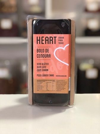 Bolo sem gluten de cenoura com cobertura de chocolate Heart