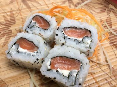 URAMAKI DE SALMÃO (4 unidades)