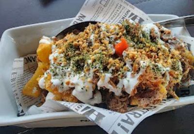 Mandioca frita c/ costela desfiada e sour cream