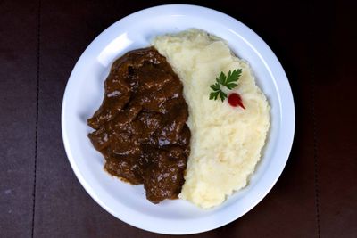 Carne ao Molho Madeira